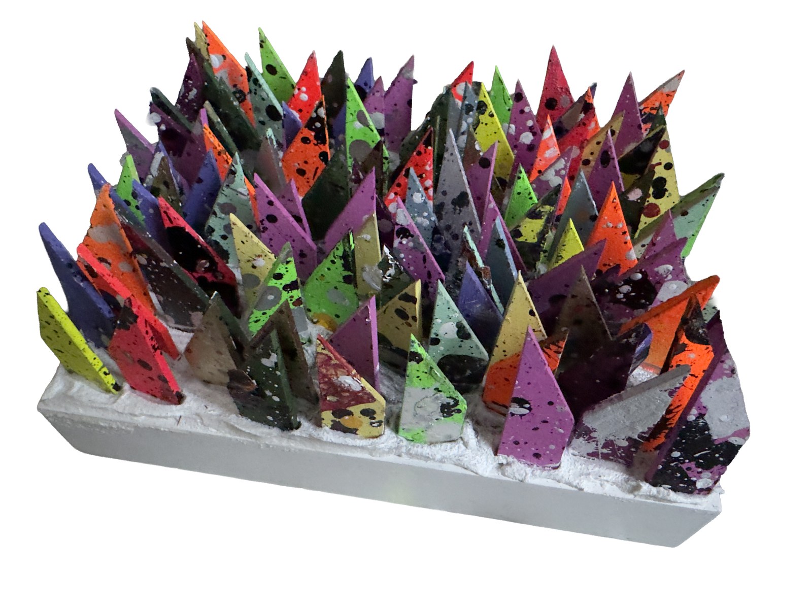 Noah Becker, Ellbogengesellschaft (multicolor III), a dense field of paint-splattered coloured spikes on a white plinth